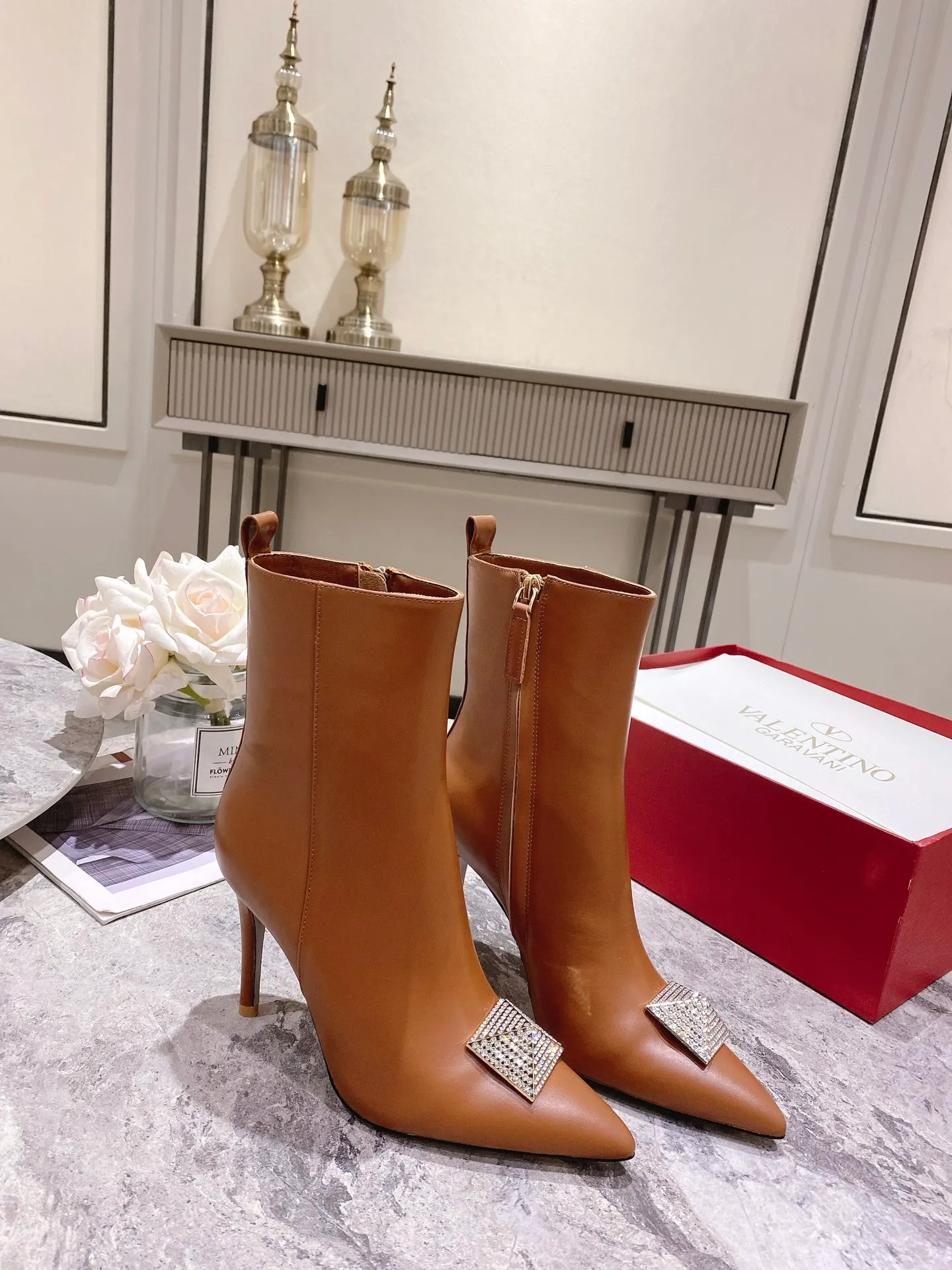 👟👟Ex-factory price 540👟👟 Genuine leather sole +40 [Valentino] Valentino autumn and winter fashion women's boots: comfortable and versatile, making your legs look longer! Fabric: Imported first-layer cowhide ⚡With inner zipper version ⚡The lining and feet are all high-end sheepskin! Outsole: There are two options: non-slip and wear-resistant rubber outsole and Italian leather outsole ~ equipped with Warren's [Pyramid] special buckle that will not rust. Number of yards: 35−41 (customized for sizes 34-42): rubber sole, - genuine leather sole +40